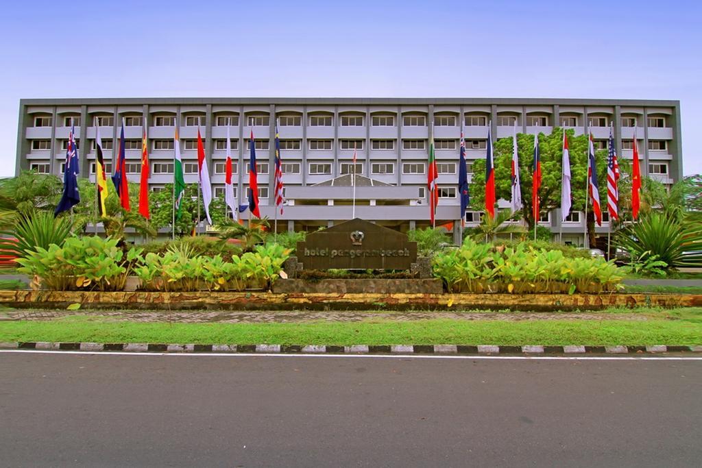 Pangeran Beach Hotel Padang  Exterior foto