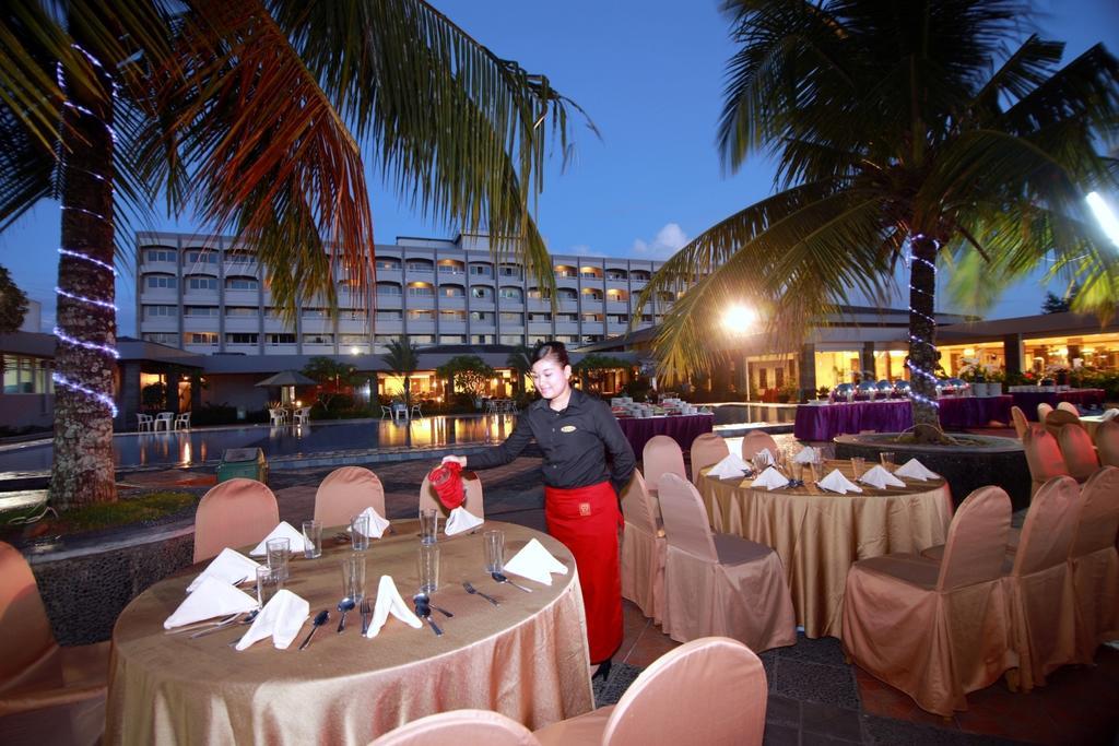 Pangeran Beach Hotel Padang  Exterior foto